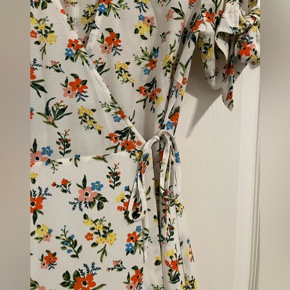 Fashion Union | Cream Floral Wrap Dress Size 6 Feminine - Picture 4 of 5